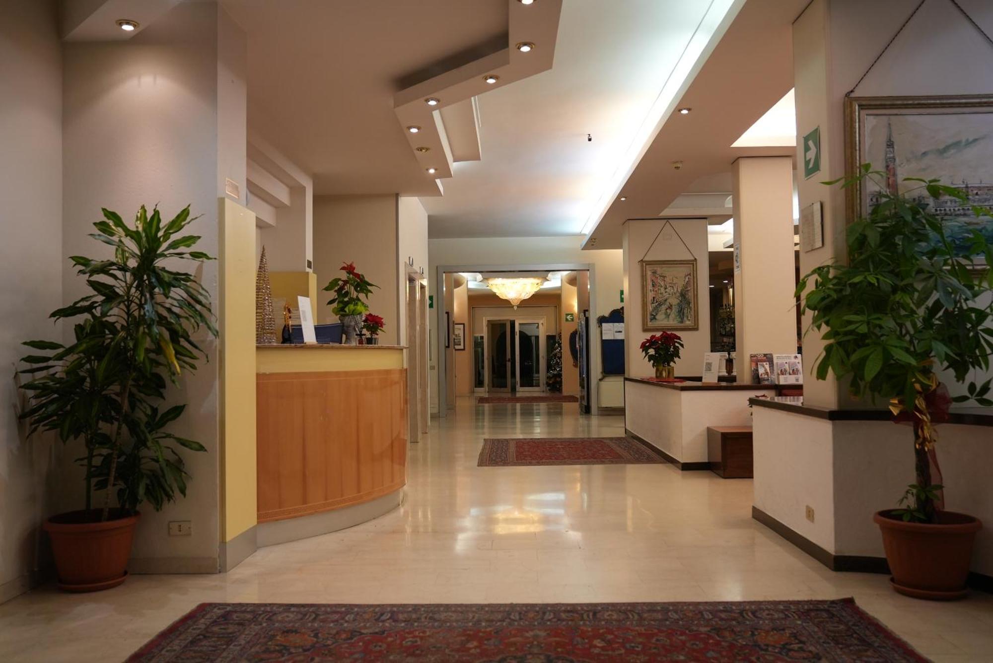 Hotel Albatros เมสเตร ภายนอก รูปภาพ