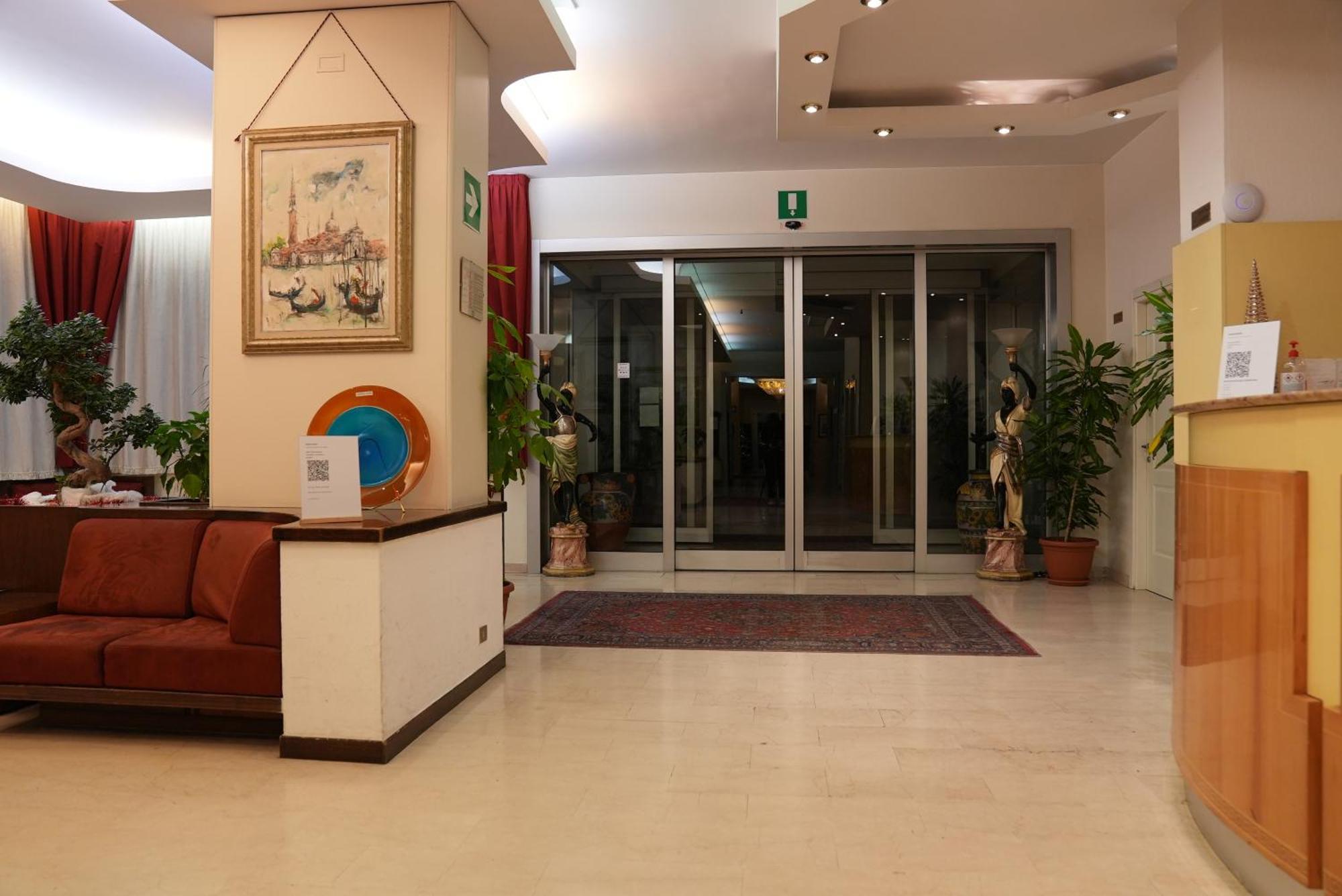 Hotel Albatros เมสเตร ภายนอก รูปภาพ
