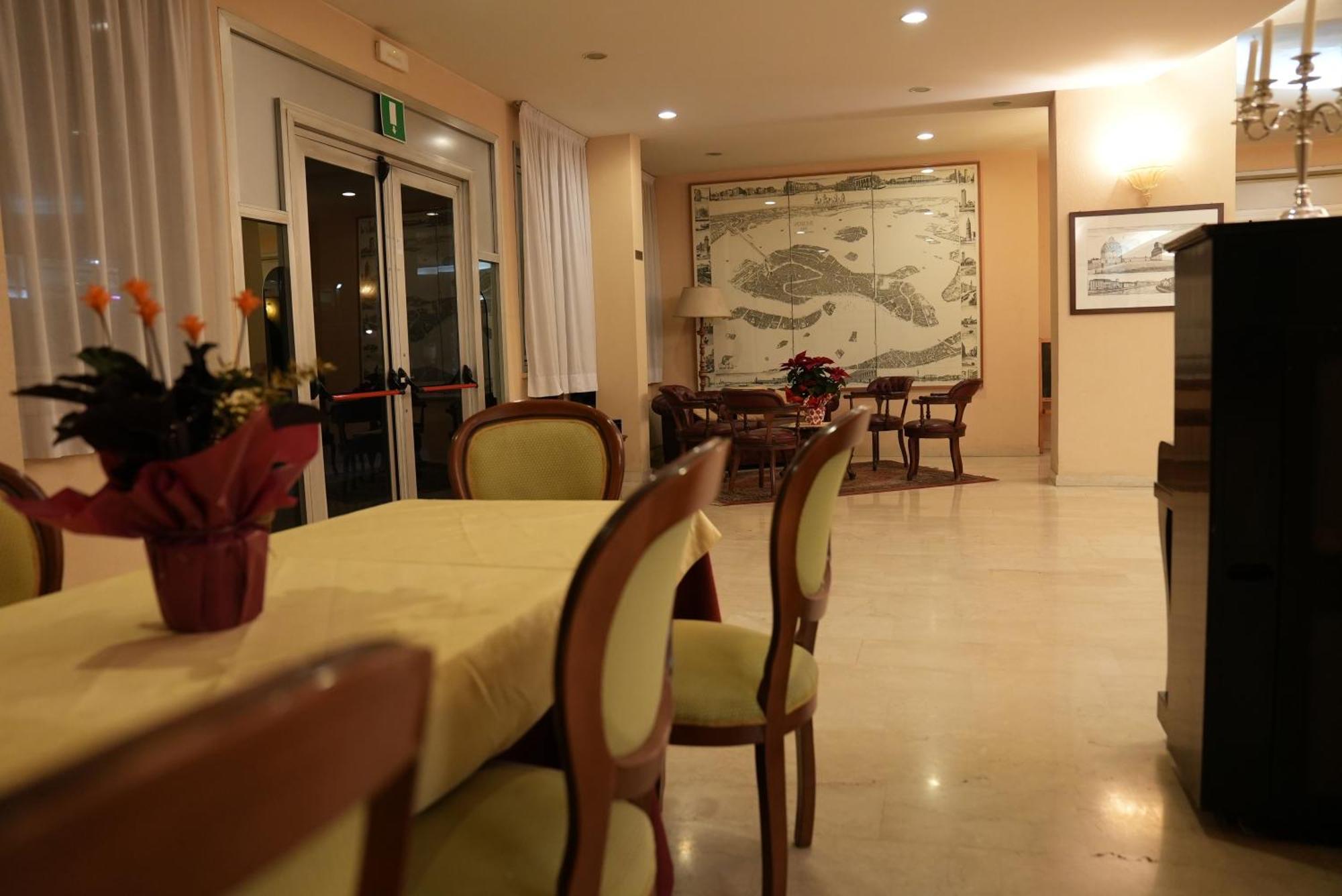 Hotel Albatros เมสเตร ภายนอก รูปภาพ