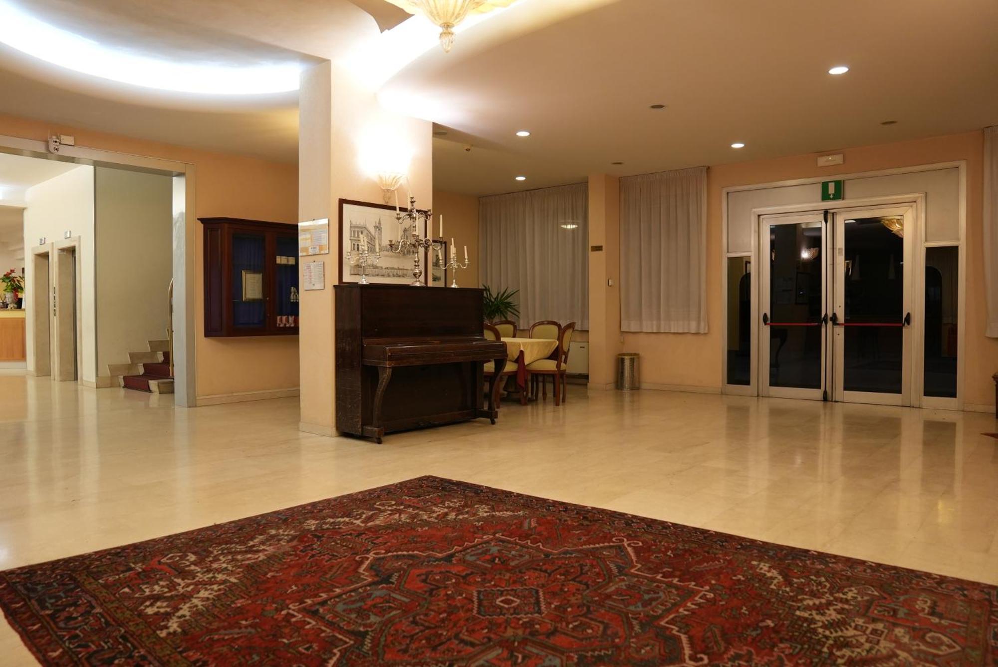 Hotel Albatros เมสเตร ภายนอก รูปภาพ