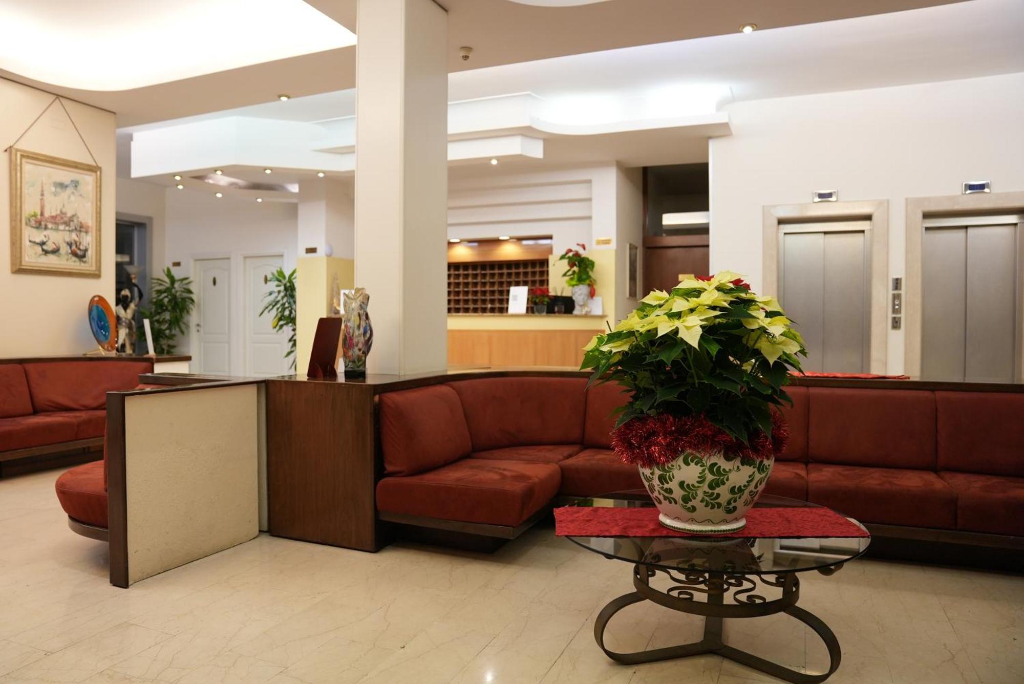 Hotel Albatros เมสเตร ภายนอก รูปภาพ