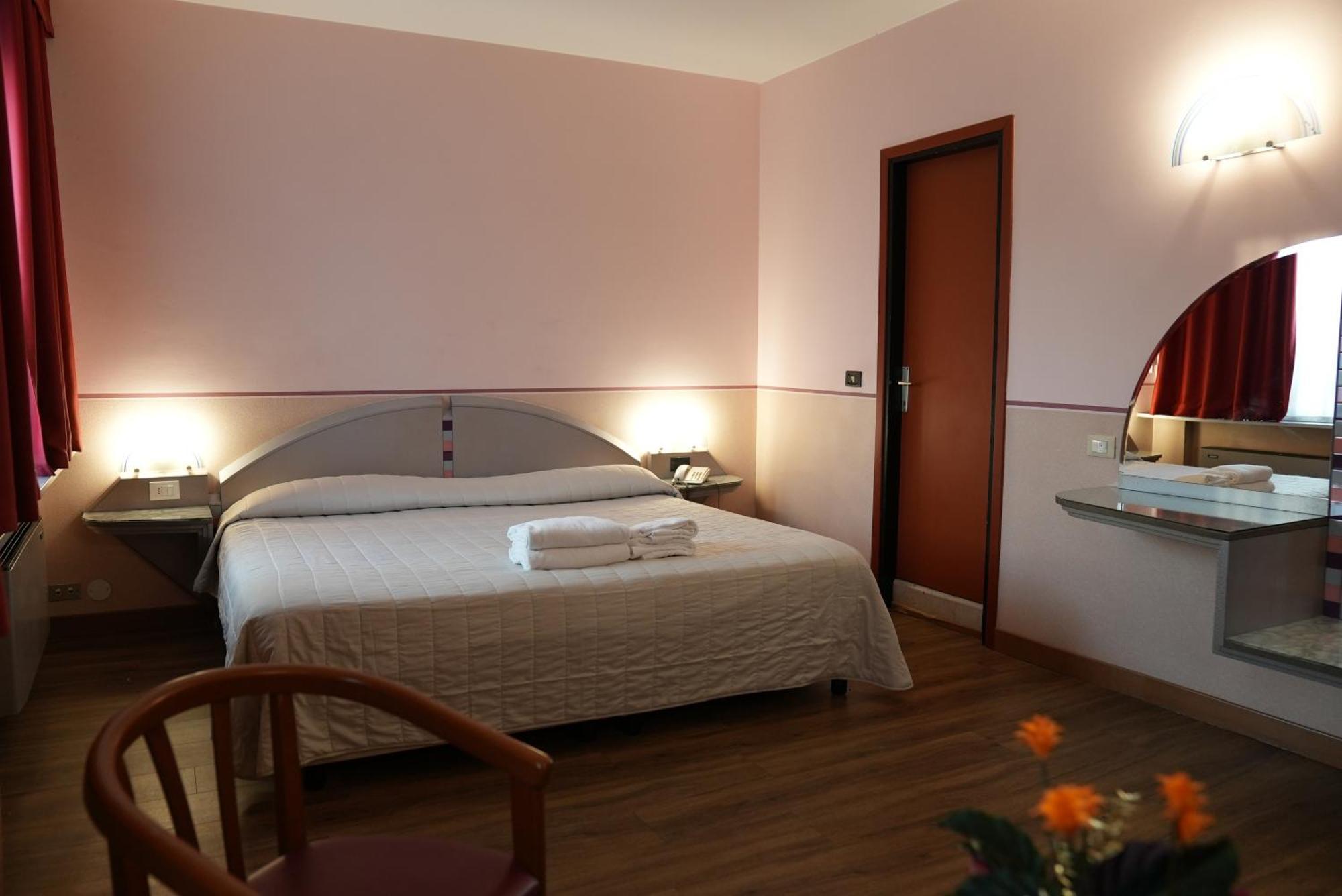 Hotel Albatros เมสเตร ภายนอก รูปภาพ